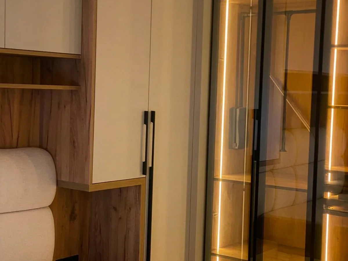 Chambre avec vitrine en verre fumé