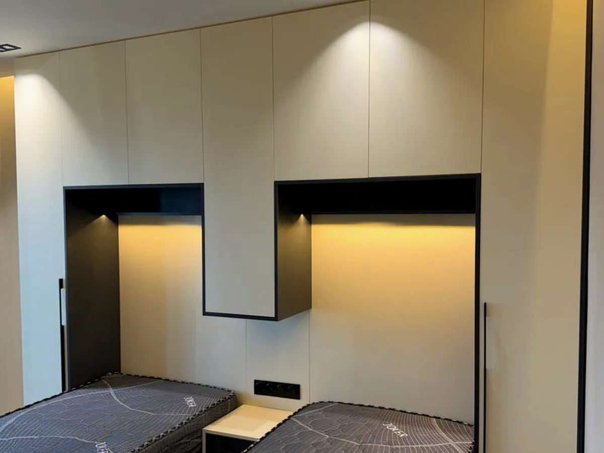 Chambre double, armoire pont et niches LED