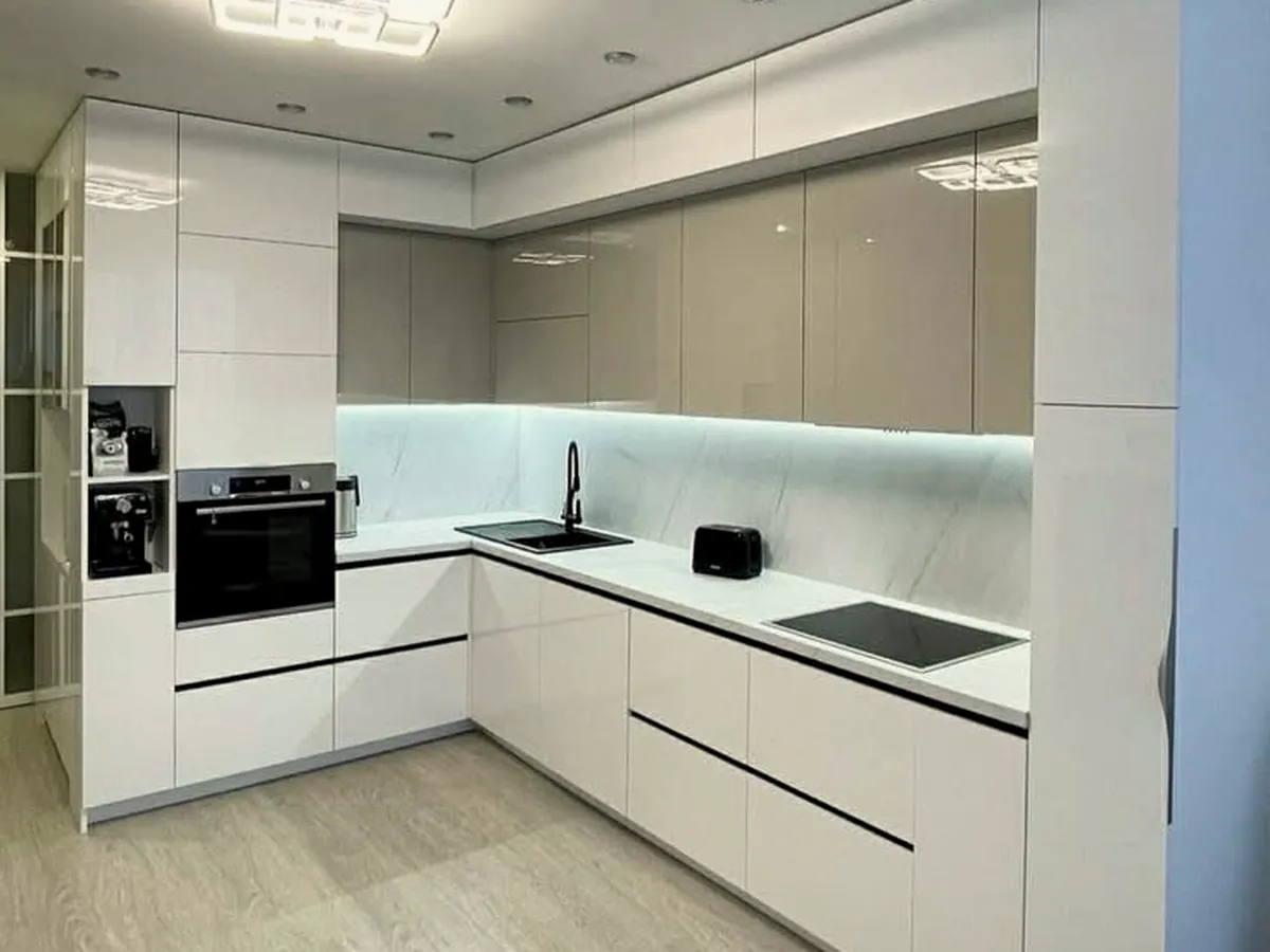 Cuisine blanche et champagne laquée, LED