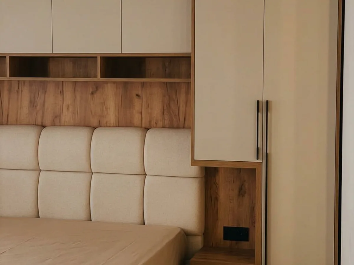 Chambre avec armoire pont crème et chêne