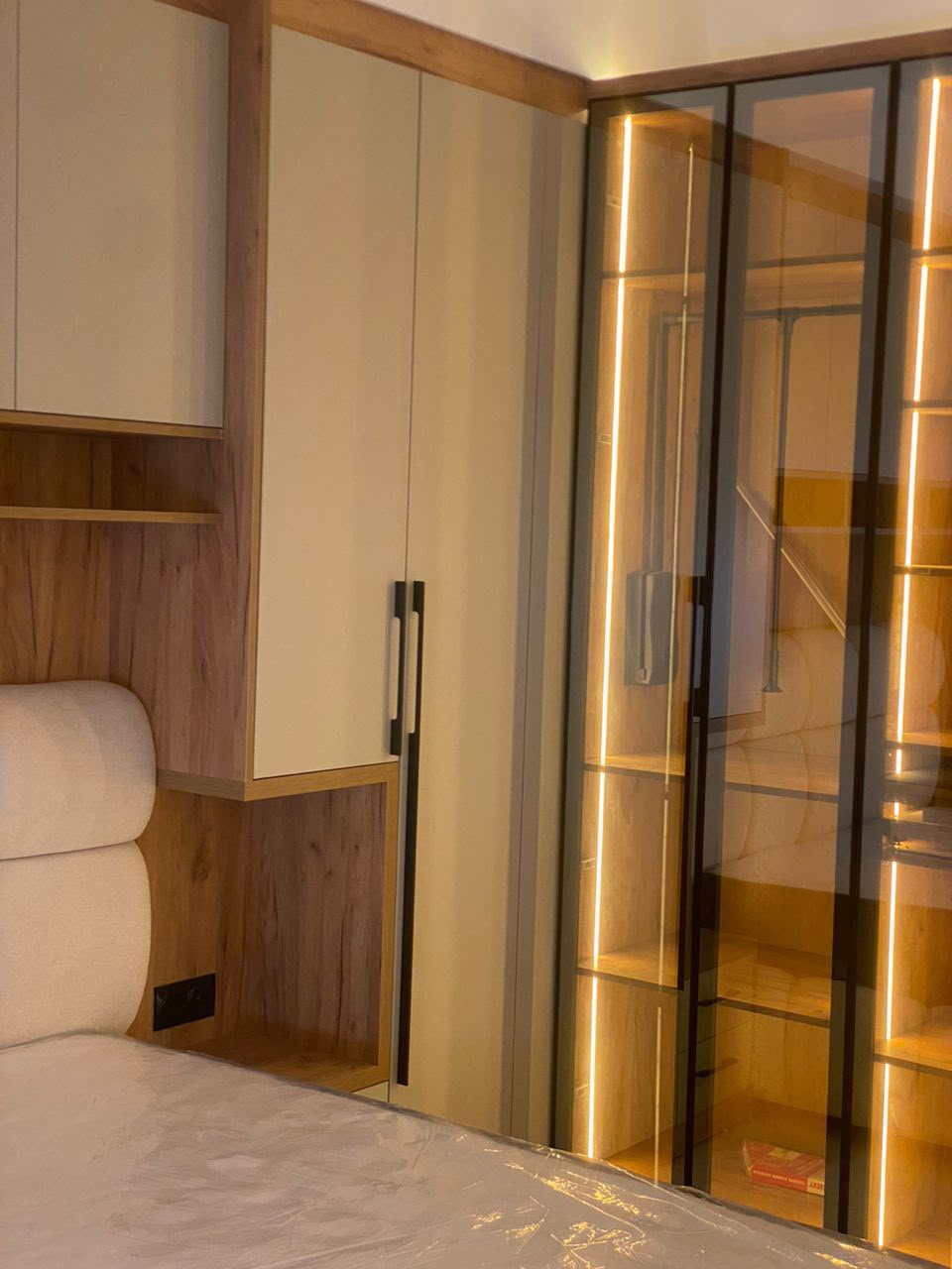 Dressing sur mesure avec portes vitrées et éclairage LED