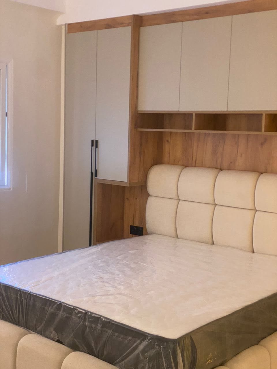 Tête de lit et rangements sur mesure en chêne